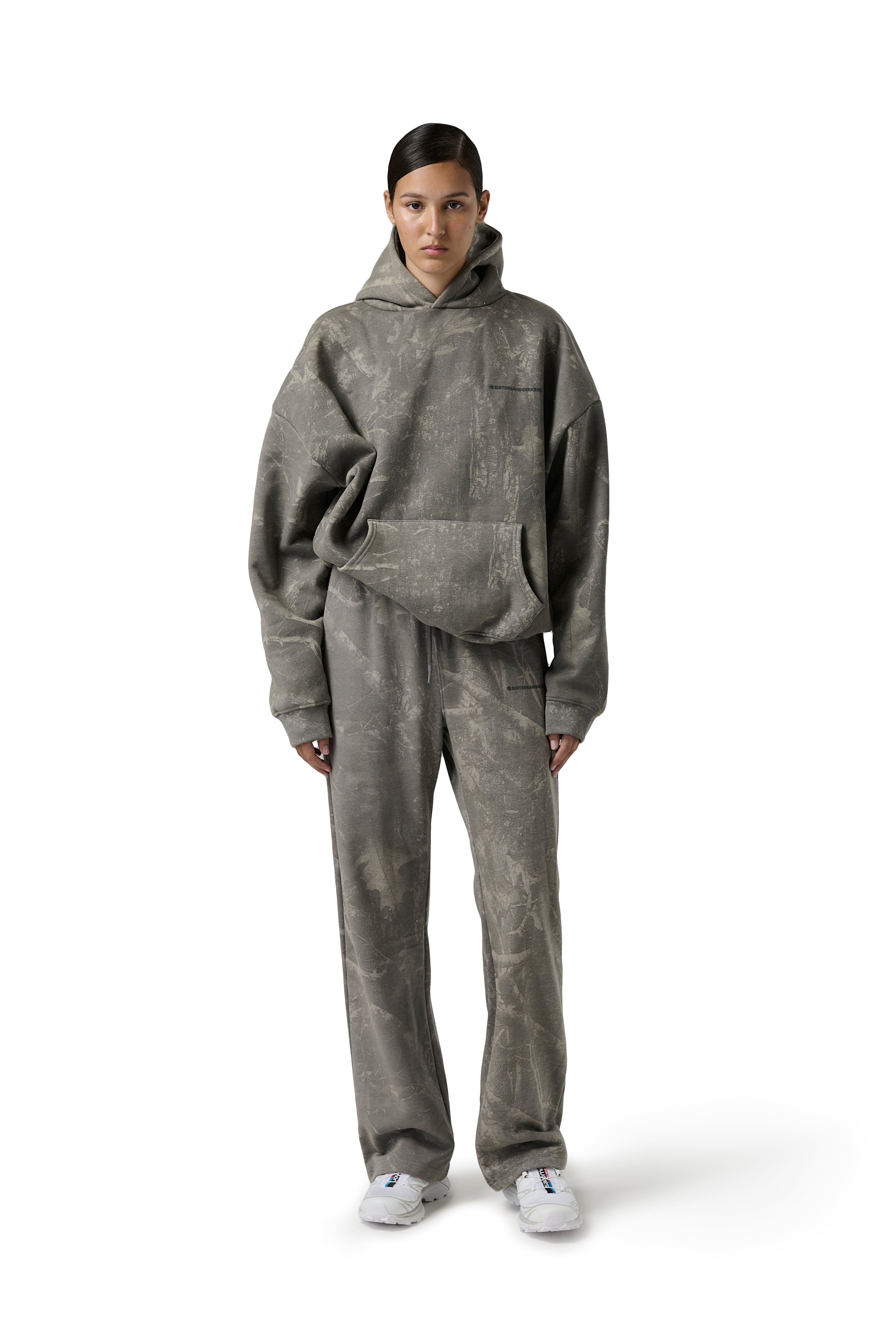 Model Scarlett is 5'8" and wears a size S.